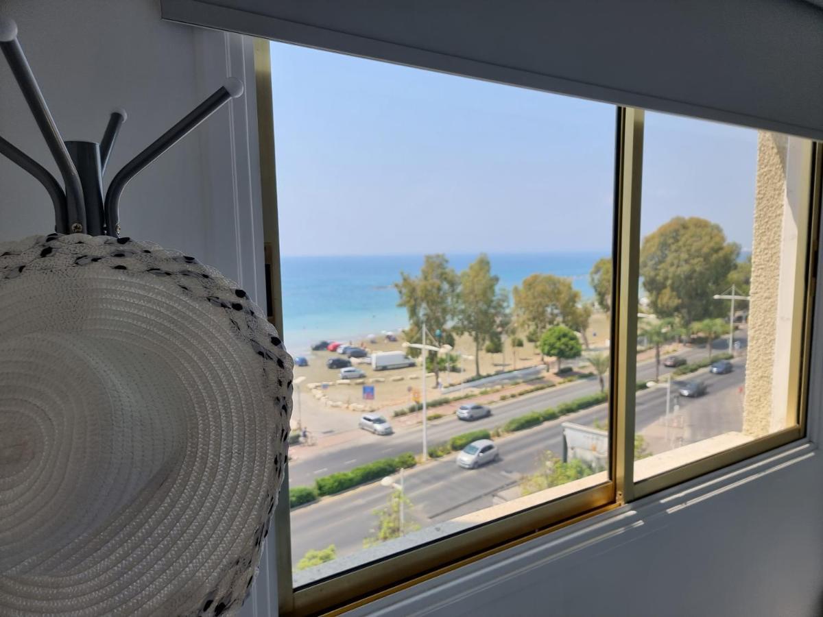 Super Modern Beachfront 1 Bedroom - Sleeps 4 Limassol Exterior photo