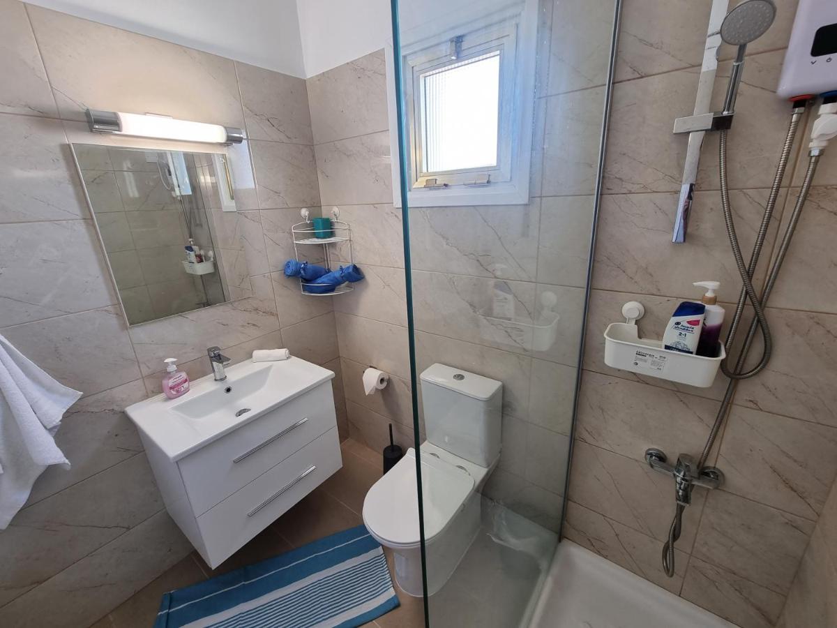Super Modern Beachfront 1 Bedroom - Sleeps 4 Limassol Exterior photo